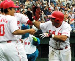 Diaz slams 3rd back-to-back solo homer